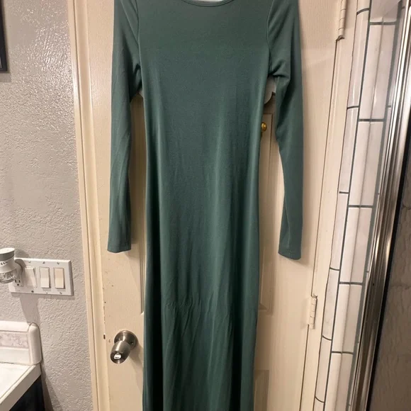 Elegant Green Long Sleeve Dress - Picture 2 of 3